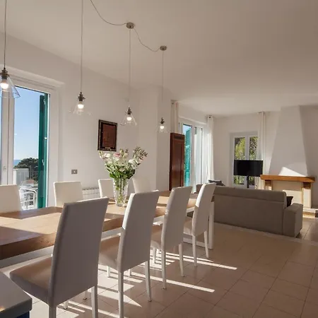 Blue Line アパート フィアスケリーノ